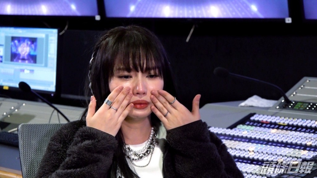 談到追夢過程時，Day感觸落淚。